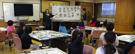小学校で古代文字アート ワークショップ、2日間の先生を体験しました
